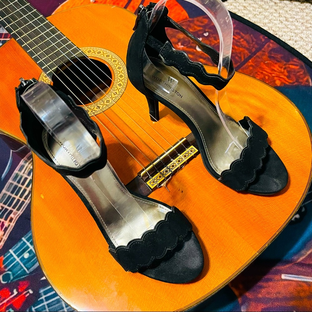 ❤️Beautiful Scalloped Ankle Strap Heels!